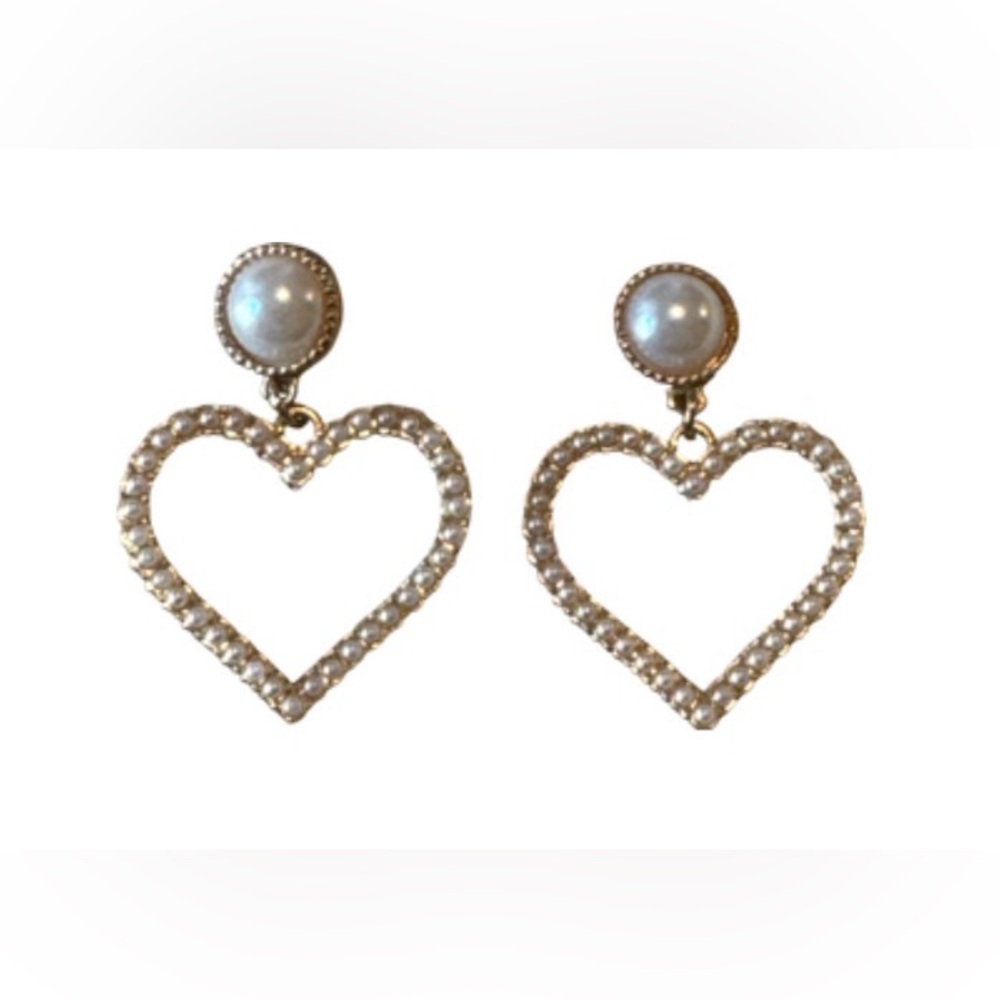 Elegant Pearl Heart Earrings Posts 💕